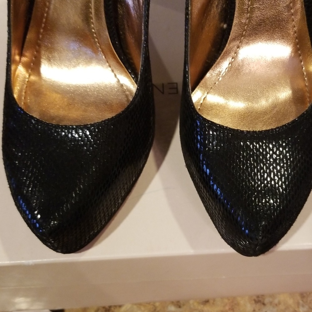 Shoe - Picture 2 of 7
